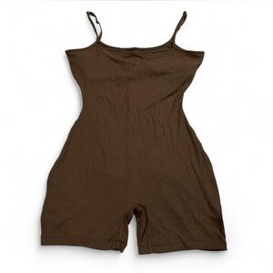 SKIMS Soft Lounge Ribbed Scoop Bodysuit in Brown Size Medium